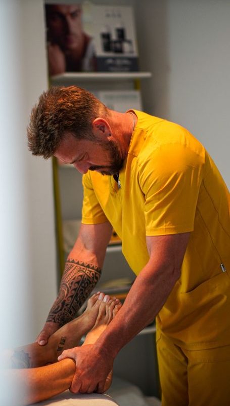 Osteopatia Osteópata realizando valoración a una persona en una camilla.